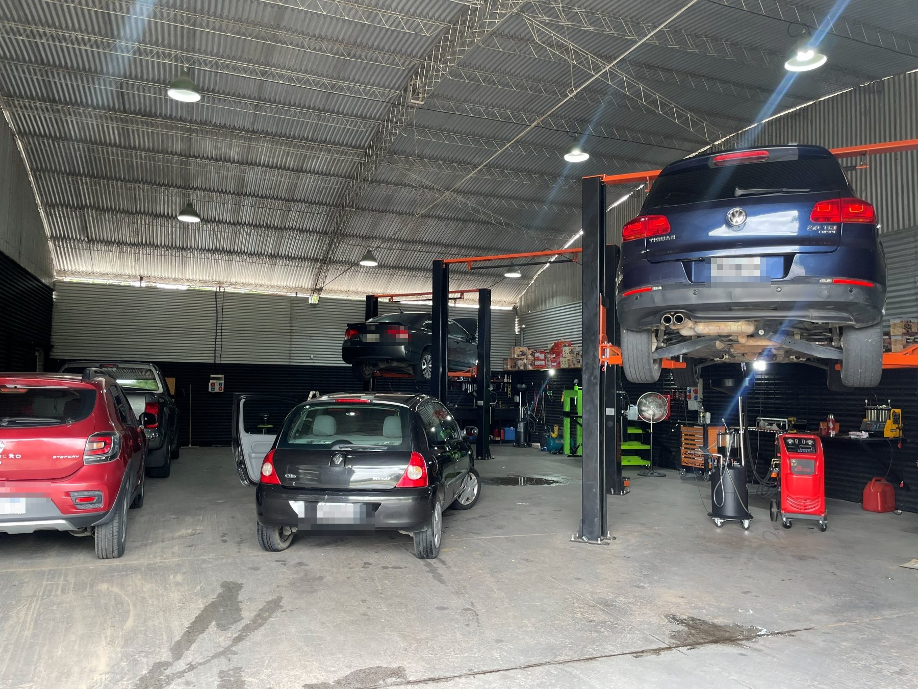 Vehículos en elevadores dentro del sector de trabajo de Nodo Garage, taller en Córdoba