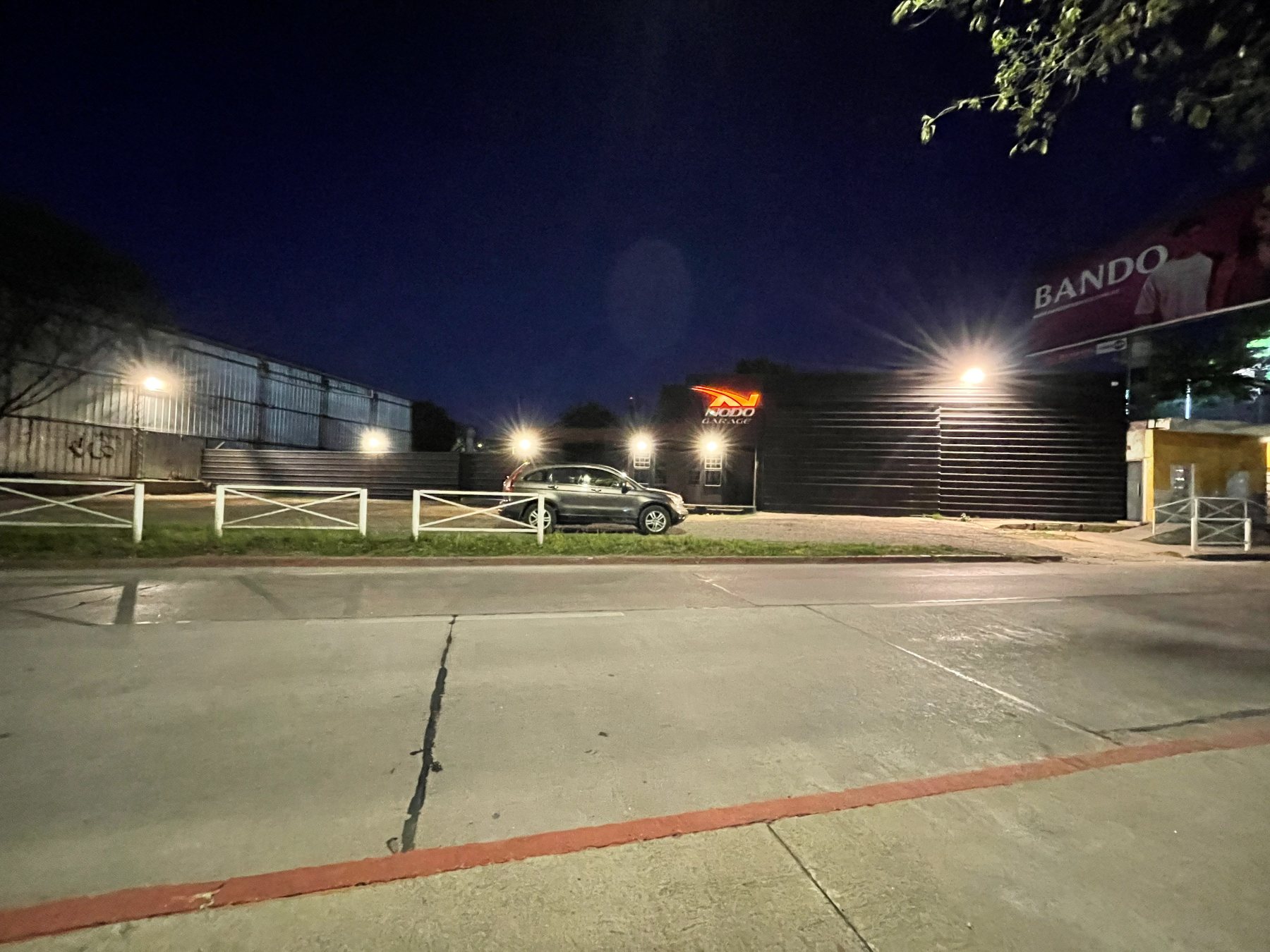 Frente de Nodo Garage de noche, Av. Intendente Mestre, Córdoba